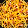 Patatas con cheddar y bacón