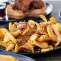 Patatas con cheddar y pulled pork