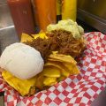 Nachos con cheddar, pulled pork, crema agria y guacamele